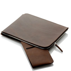 ZIP sleeve made of vegetable tanned leather with zipper over 2 sides, space for iPad, charging cable and more.