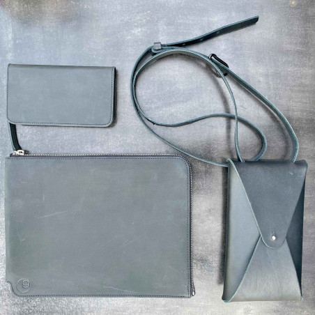 ZIP Sleeve aus vegetabil gegerbtem Leder mit Reißverschluss über 2 Seiten, Platz für iPad, Ladekabel und mehr