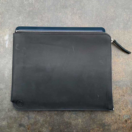 ZIP sleeve made of vegetable tanned leather with zipper over 2 sides, space for iPad, charging cable and more.