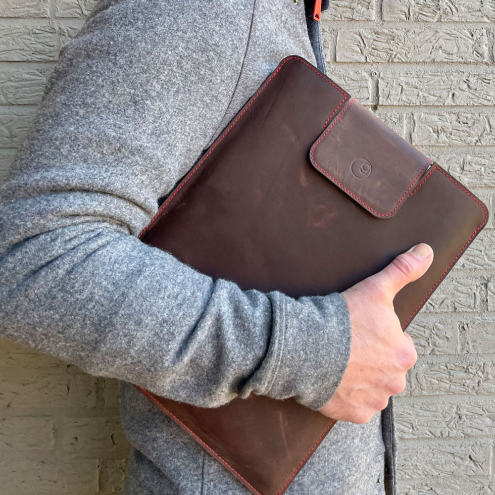 iPad Pro sleeve made of vegetable tanned leather with mulesing free felt in dark brown, black and camel - made in Germany