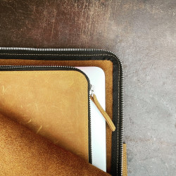 ZIP MacBook Pro 13 sleeve made of vegetable tanned leather, handmade in Germany - fair, local, smart 2