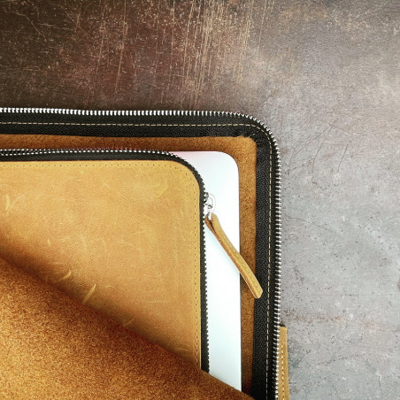 ZIP MacBook Pro 13 Hülle aus pflanzlich gegerbtem Leder, handgefertigt in Deutschland - fair, local, smart