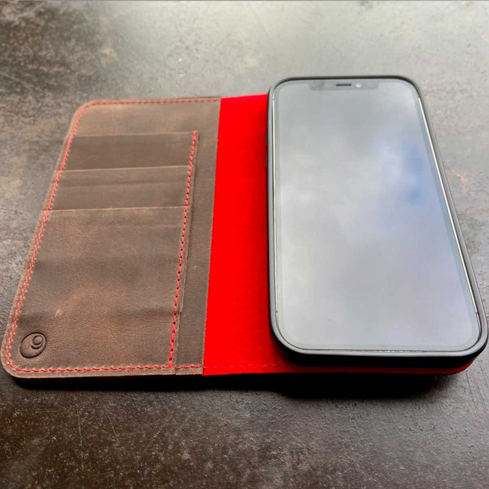 iPhone 14 Folio Leder & Bio Case mit rotem Innenleben - Leder in schwarz, dunkel braun, camel und grau - made in Germany