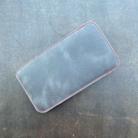 g.4 iPhone 15 / Plus / Pro / Pro Max Lederhülle - handgefertigt in Deutschland aus Premium Leder und Wollfilz